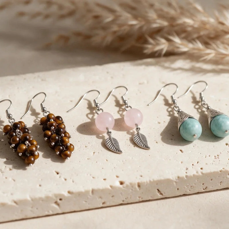 Boucles d'oreilles fantaisie en pierre naturelle, sur travertin