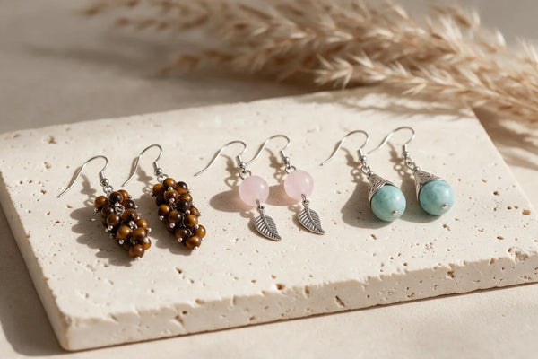 Boucles d'oreilles fantaisie en pierre naturelle, sur travertin