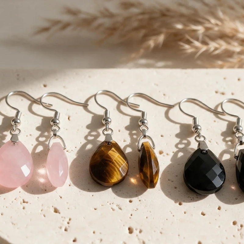 Boucles d'oreilles goutte en pierre naturelle, sur travertin