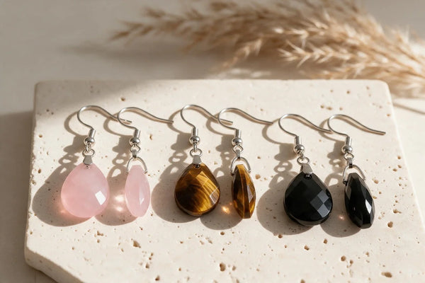 Boucles d'oreilles goutte en pierre naturelle, sur travertin