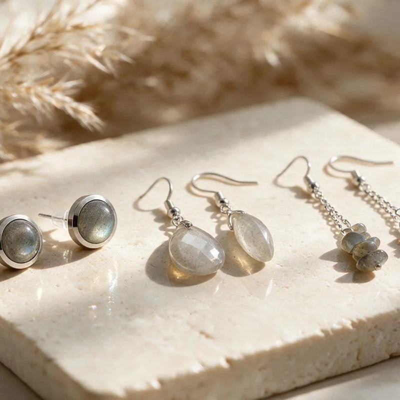 Boucles d'oreilles labradorite, pierre naturelle, sur travertin