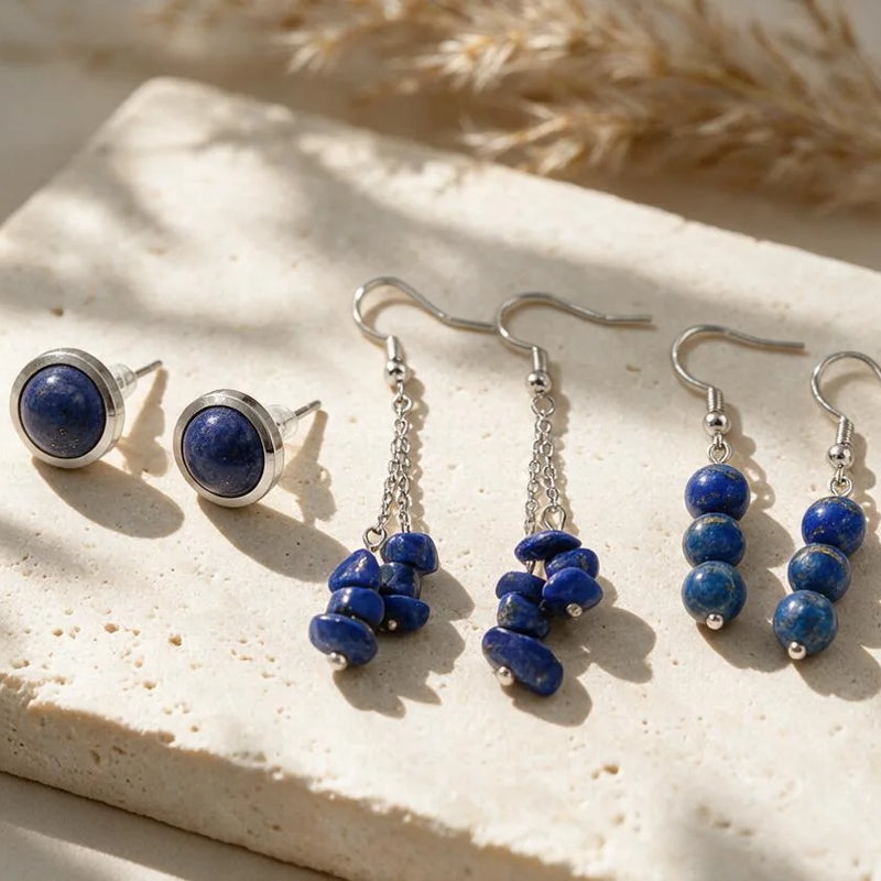 Boucles d'oreilles lapis lazuli, pierre naturelle, sur travertin