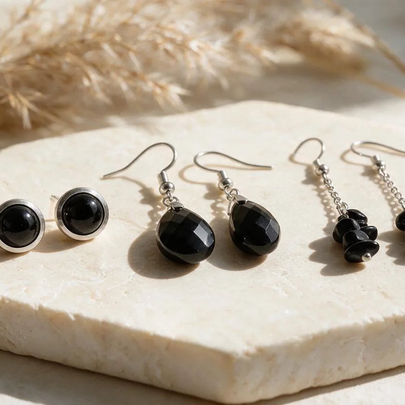 Boucles d'oreilles obsidienne, pierre naturelle, sur travertin