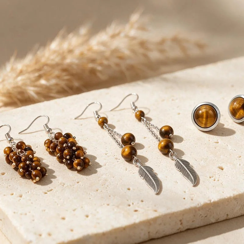 Boucles d'oreilles œil de tigre, pierre naturelle, sur travertin
