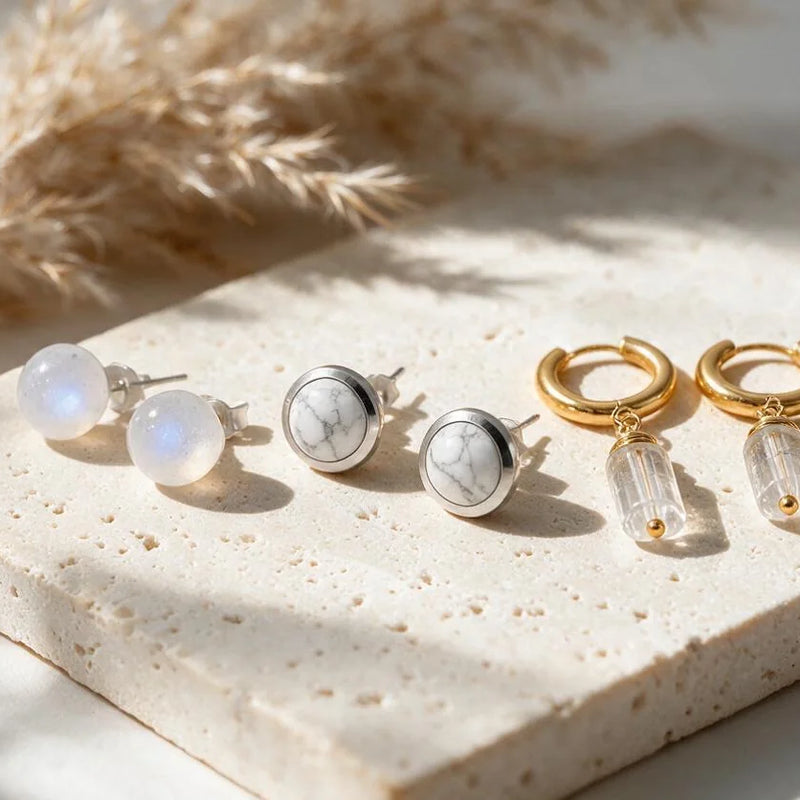 Boucles d'oreilles pierre blanche, sur travertin