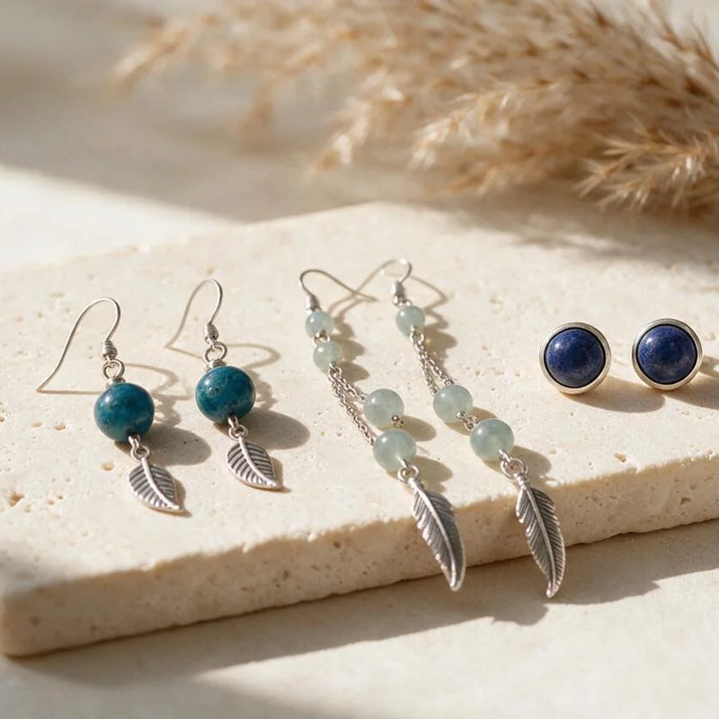 Boucles d'oreilles pierre bleue, sur travertin