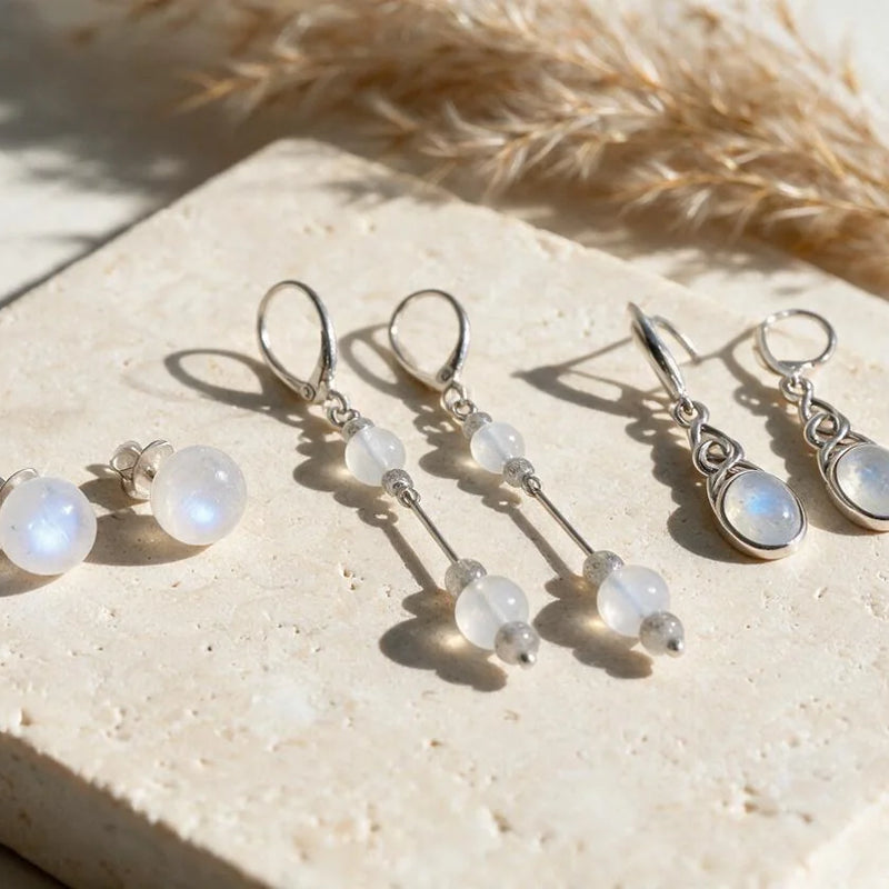 Boucles d'oreilles pierre de lune, sur travertin