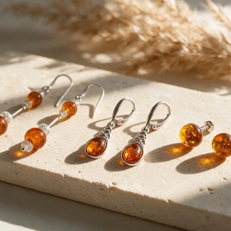 Boucles d'oreilles ambre et pierre jaune, sur travertin