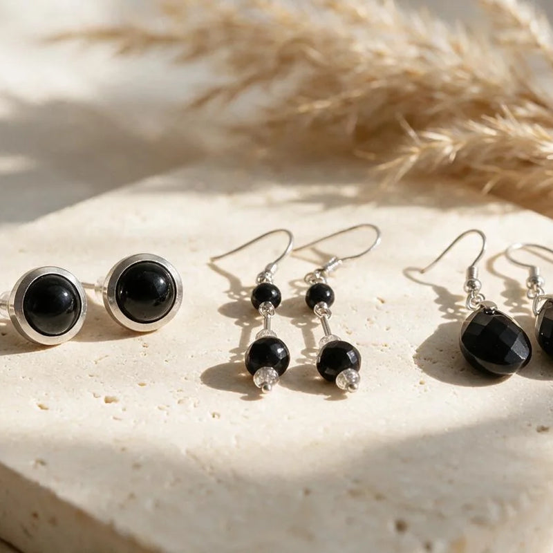 Boucles d'oreilles pierre noire, sur travertin