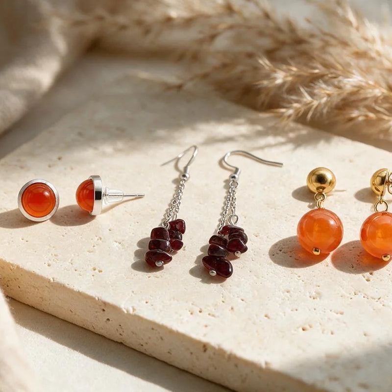 Boucles d'oreilles pierre rouge, sur travertin