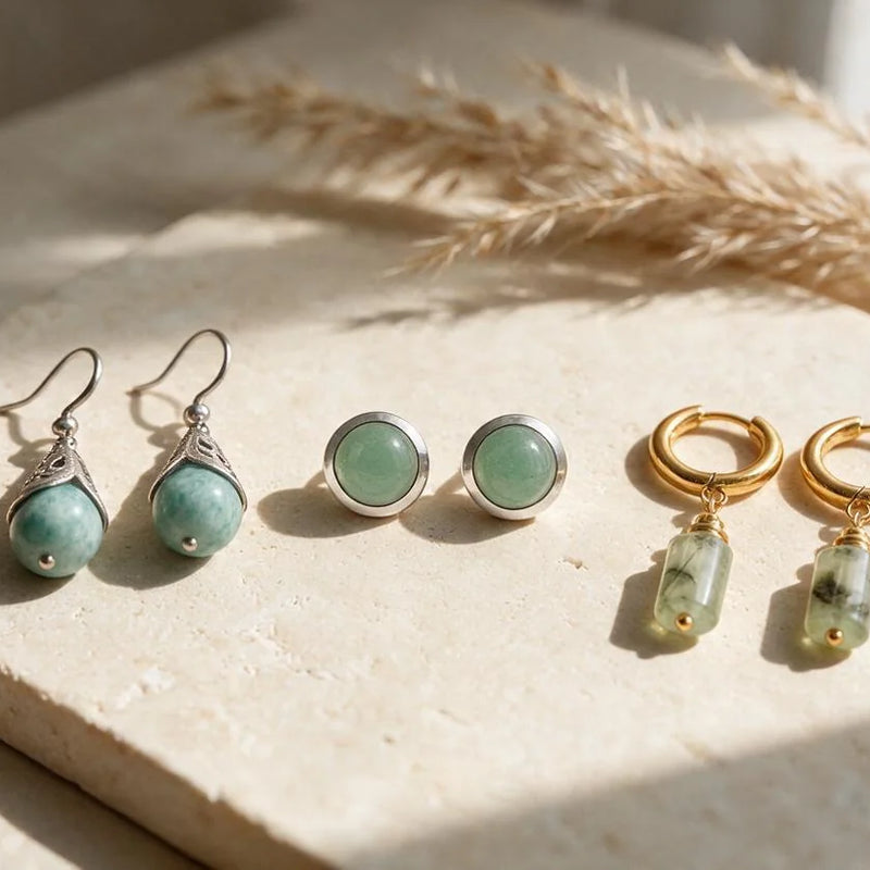 Boucles d'oreilles pierre verte, sur travertin