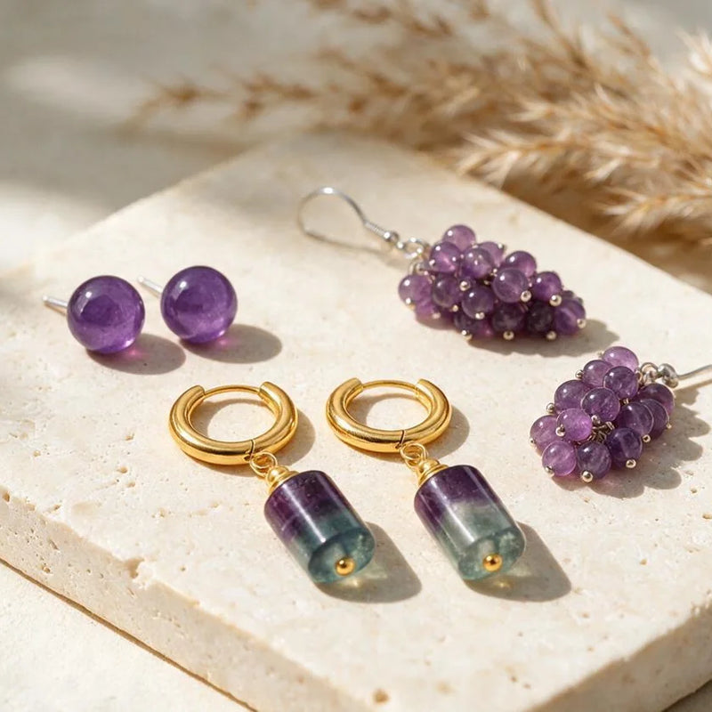 Boucles d'oreilles pierre violette, sur travertin