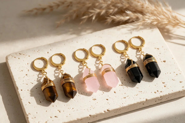 Boucles d'oreilles pointe en pierre naturelle, sur travertin