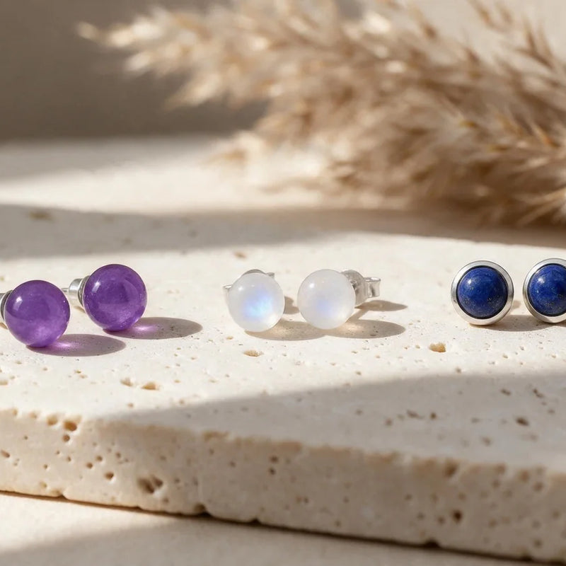 Puces d'oreilles en pierre naturelle, sur travertin