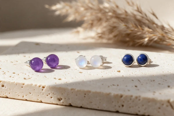 Puces d'oreilles en pierre naturelle, sur travertin
