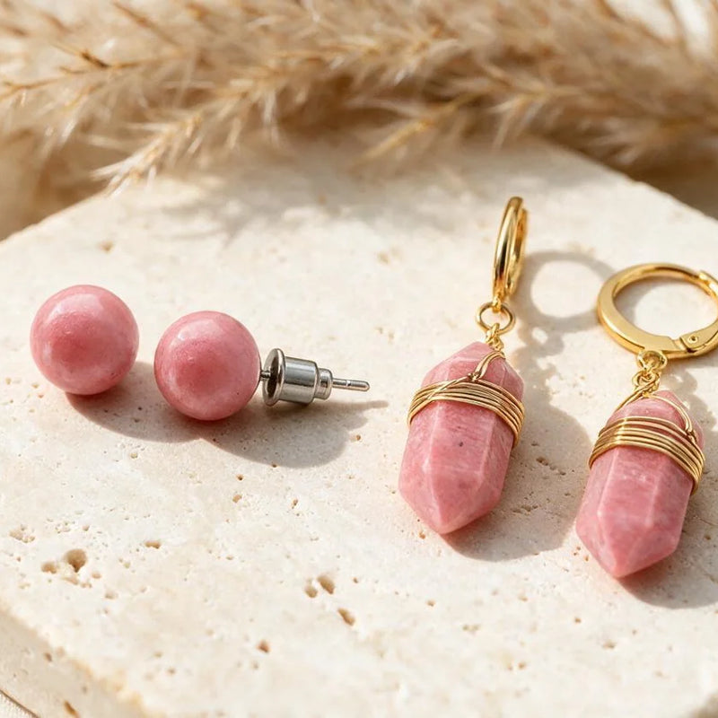 Boucles d'oreilles rhodonite, pierre naturelle, sur travertin