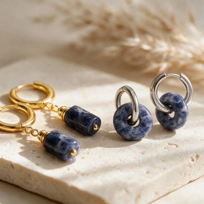 Boucles d'oreilles sodalite, pierre naturelle, sur travertin