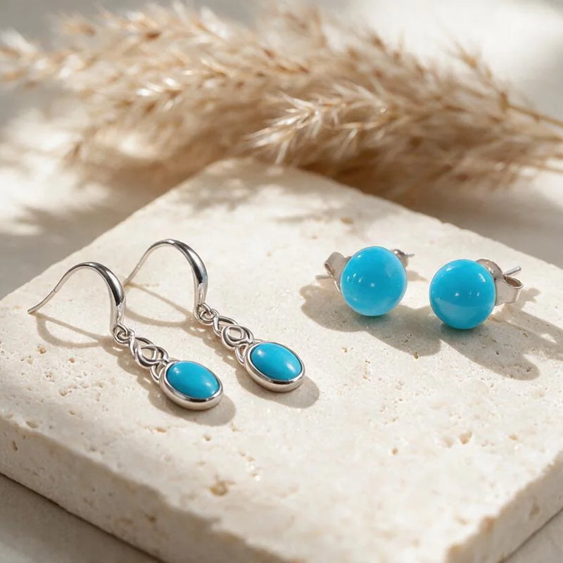 Boucles d'oreilles turquoise, pierre naturelle, sur travertin