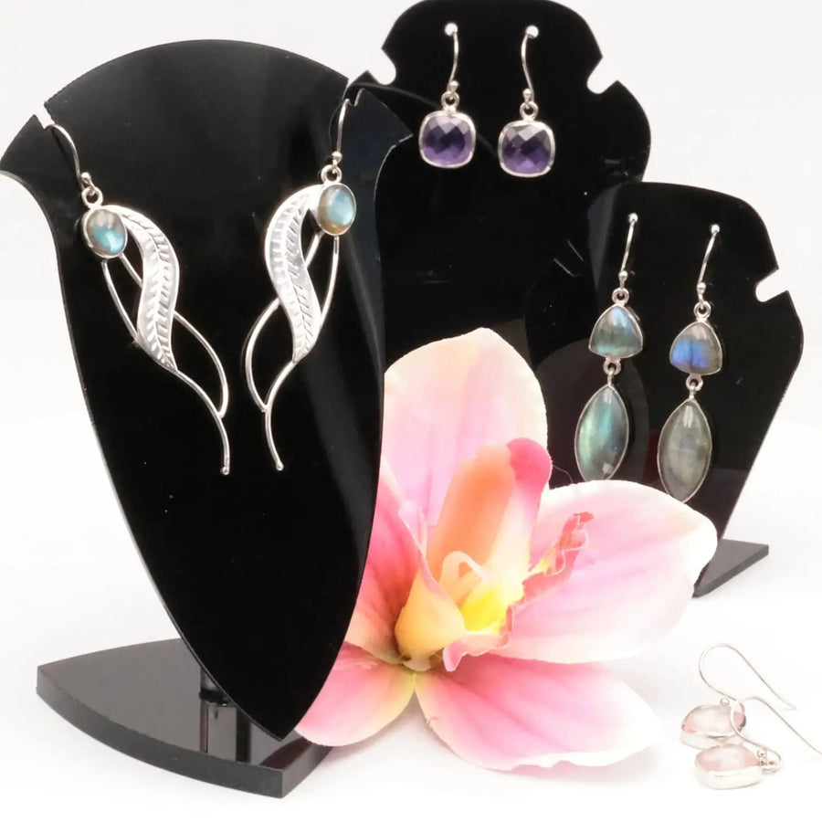 Assortiment de boucles d'oreilles en pierres naturelles : puces et pendantes en améthyste, quartz rose et labradorite | La Pierre Fr - La Pierre FR