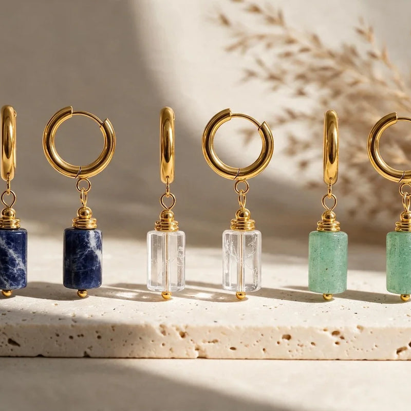 Boucles d'oreilles tube en pierre naturelle, sur travertin