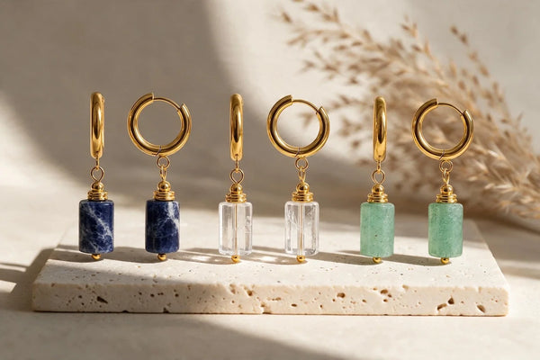 Boucles d'oreilles tube en pierre naturelle, sur travertin