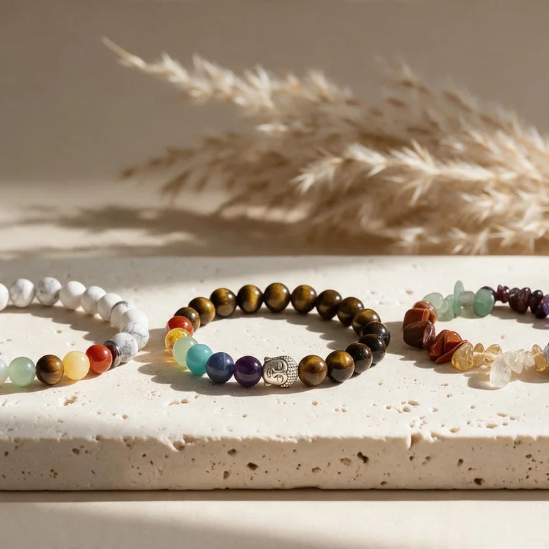 Bracelets 7 chakras en pierre naturelle, sur travertin