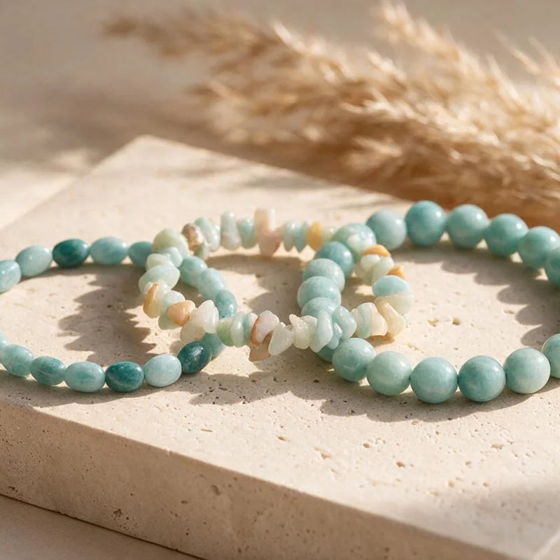 Bracelet amazonite, pierre naturelle, sur travertin