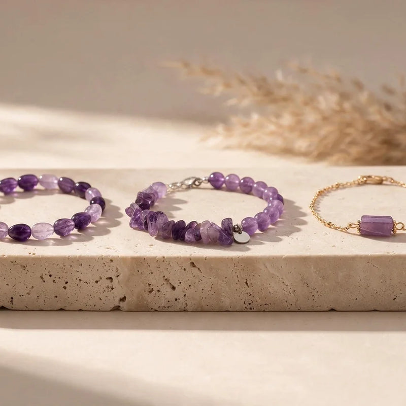Bracelet améthyste, perles de pierre violette, sur travertin