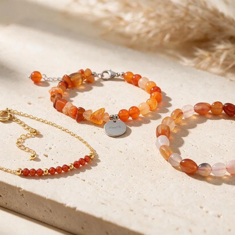 Bracelet cornaline, pierre naturelle, sur travertin