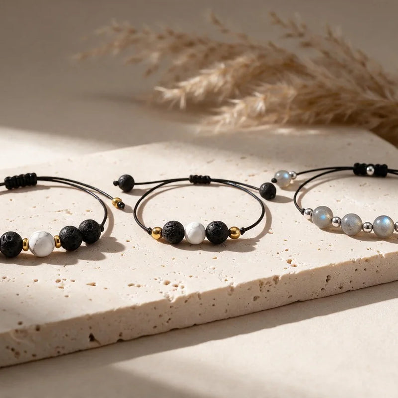 Bracelets coulissants en pierre naturelle, sur travertin