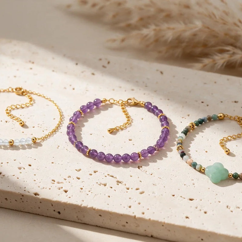 Bracelets dorés femme en pierre naturelle, sur travertin