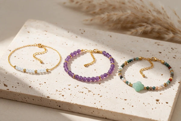 Bracelets dorés femme en pierre naturelle, sur travertin