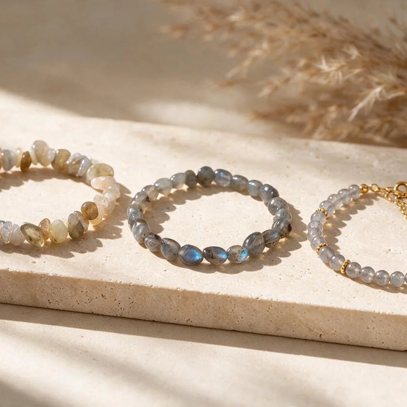 Bracelet labradorite, pierre naturelle, sur travertin