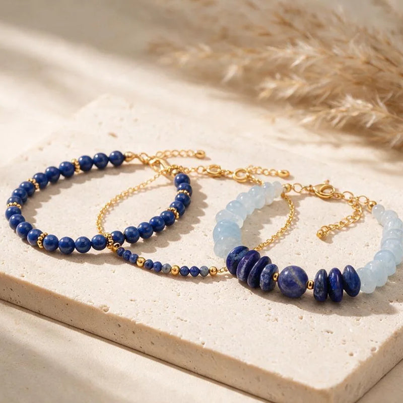Bracelet lapis lazuli, pierre naturelle, sur travertin