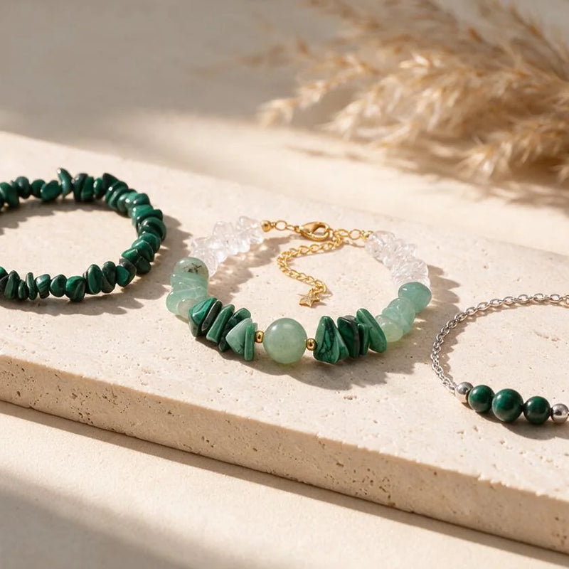 Bracelet malachite, pierre naturelle, sur travertin