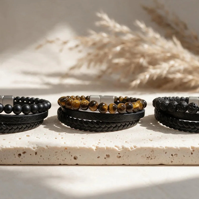 Bracelets multirangs homme en cuir et pierre, sur travertin