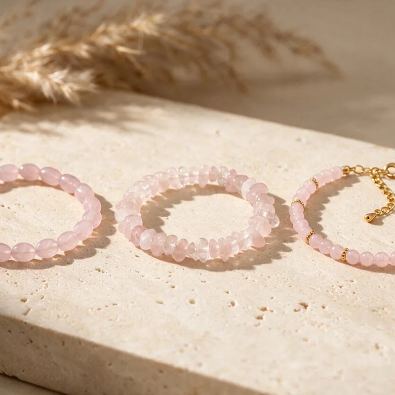 Bracelet quartz rose, pierre naturelle, sur travertin