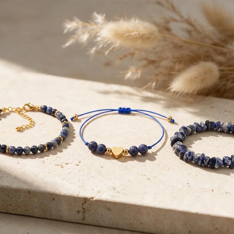 Bracelet sodalite, pierre naturelle, sur travertin