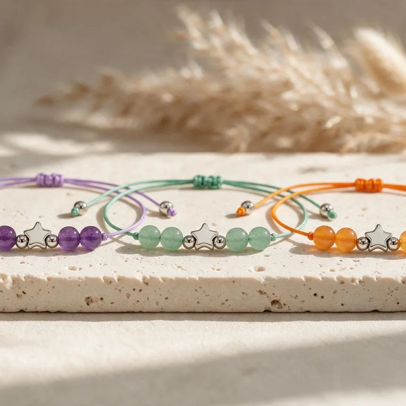 Bracelets cordon femme en pierre naturelle ÉTOILE®, sur travertin