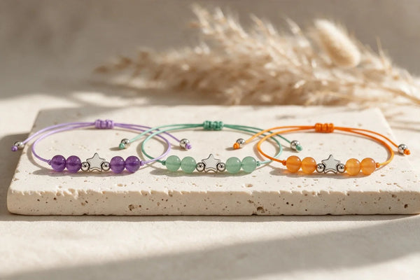 Bracelets cordon femme en pierre naturelle ÉTOILE®, sur travertin