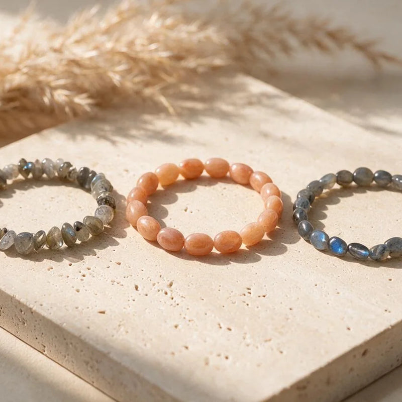 Bracelets en feldspath, pierres naturelles et lithothérapie, sur travertin