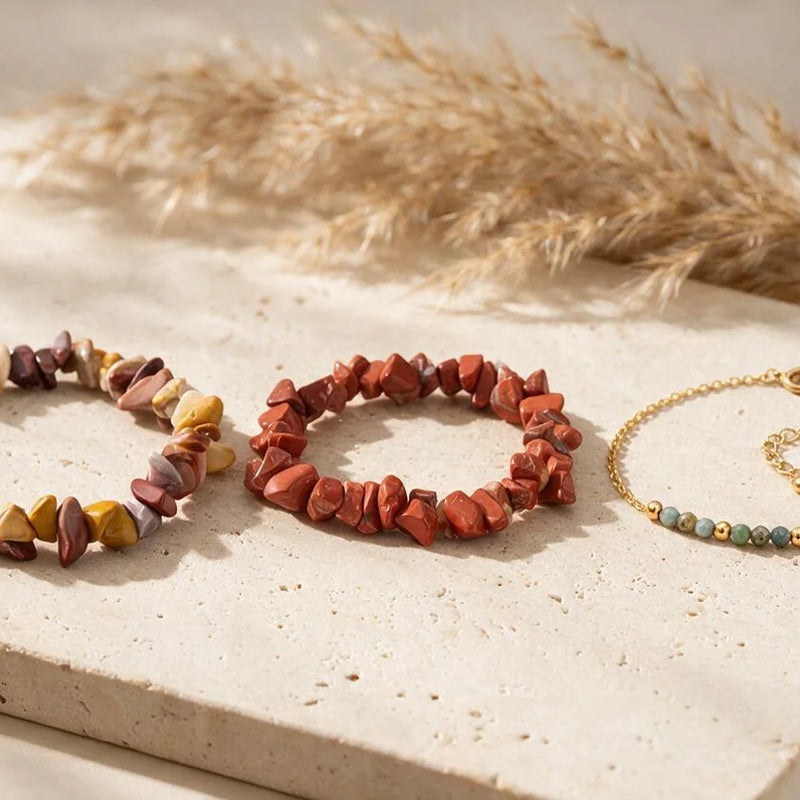Bracelets en jaspe, pierre naturelle, sur travertin