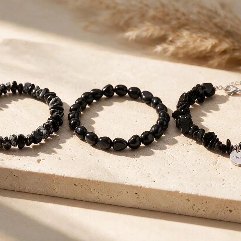 Bracelet obsidienne, pierre naturelle, sur travertin