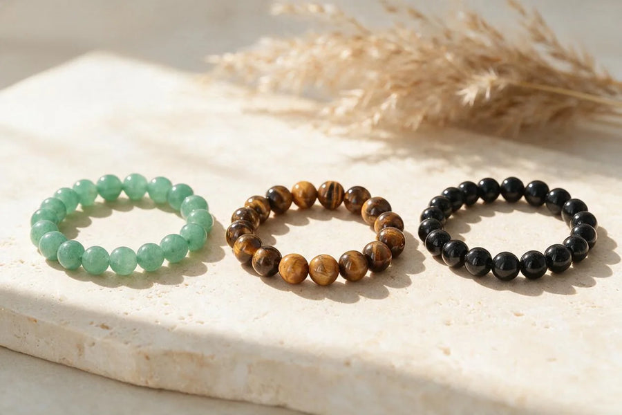 Bracelets perles rondes en pierre naturelle, sur travertin