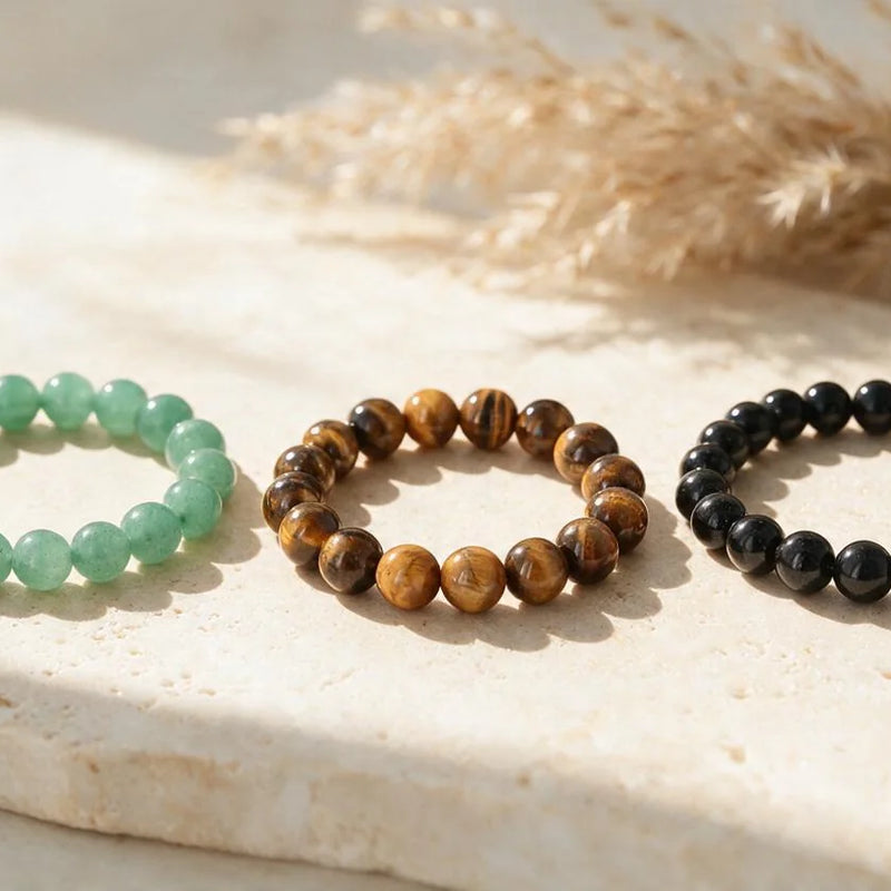 Bracelets perles rondes en pierre naturelle, sur travertin