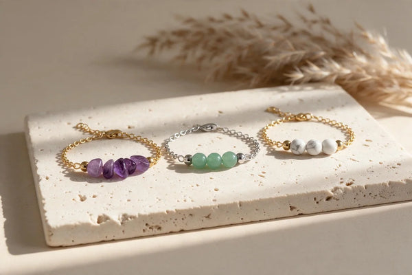 Bracelets en pierres fines pour femme, sur travertin