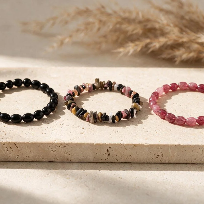Bracelets en tourmaline, pierre naturelle, sur travertin