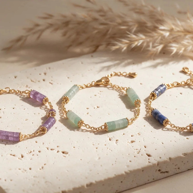 Bracelets heishi en pierre naturelle, sur travertin
