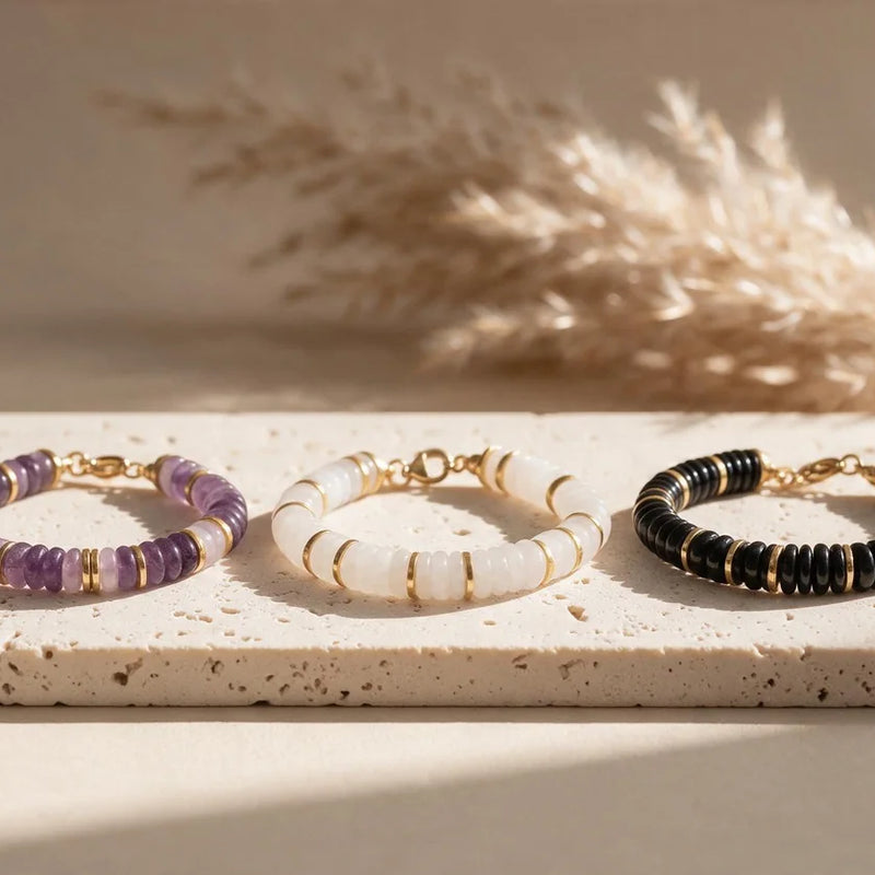 Bracelets perles plates en pierre naturelle DISQUE®, sur travertin