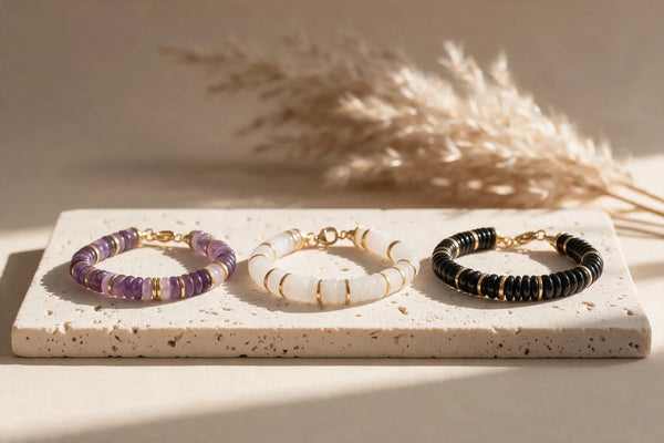Bracelets perles plates en pierre naturelle DISQUE®, sur travertin